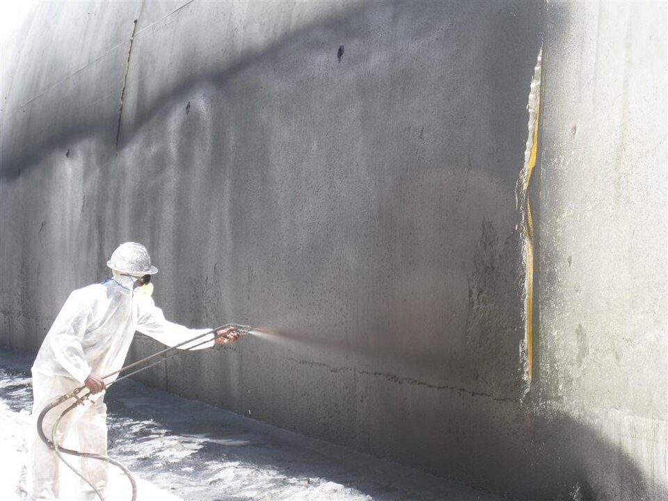 Aplicación de material impermeabilizante en superficie exterior